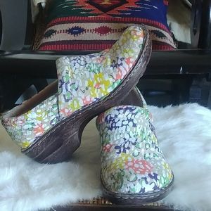 Women's size 8.5m Born floral print clogs